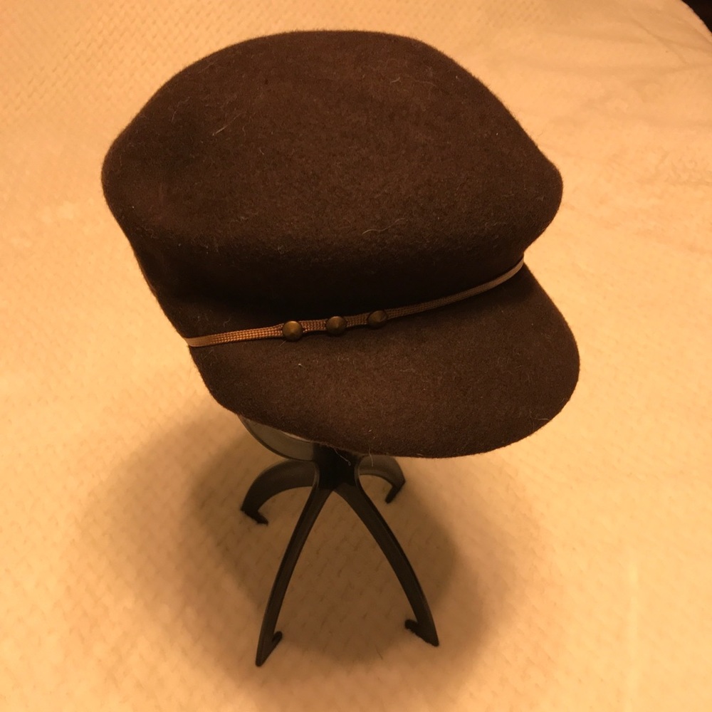 Brown Bakerboy / Gatsby hat with gold colored band